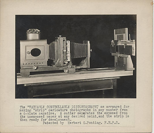 [Two photographs of the Variable Controllable Distortograph]